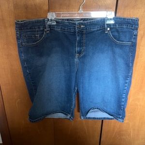 Torrid Dark Wash Bermuda jean Shorts Size 24